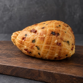 Swojski ser z czosnkiem, pomidorem i bazylią wędzony 350g na ciemnej drewnianej desce
